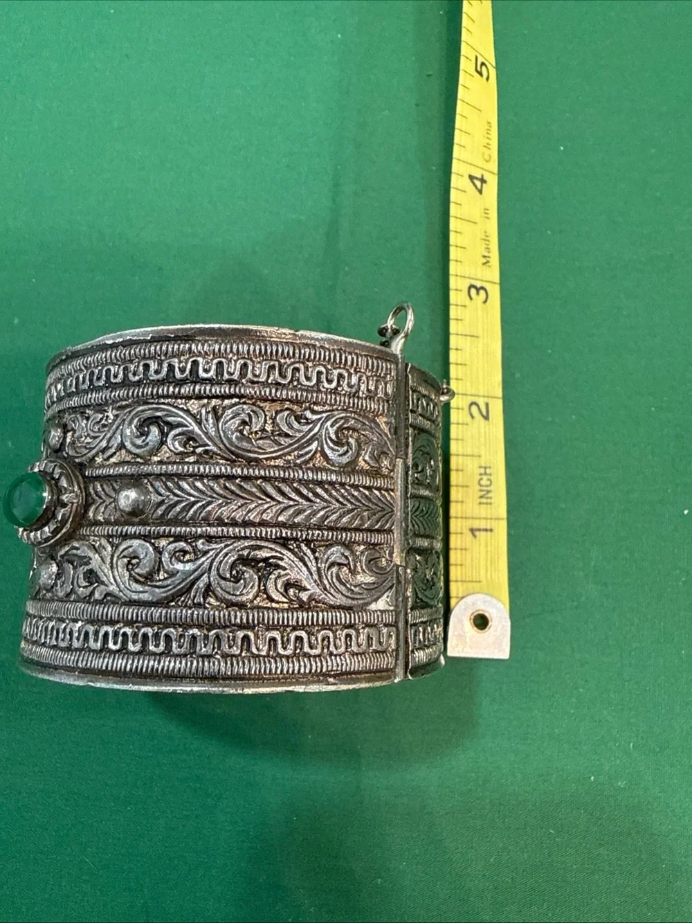 VTG Oriental SilverTone Hinged Bangle Bracelet W/Dark Green Stone Accent 85D
